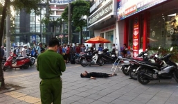 Mẹ của thanh niên bị đâm chết trên phố HN tưởng con bị thương nhẹ